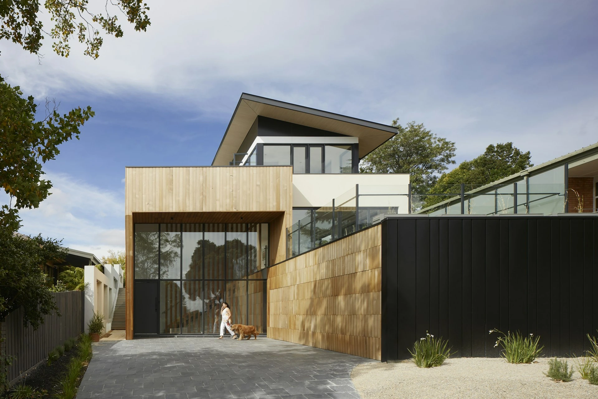 Casa moderna con ampie vetrate e rivestimento in legno