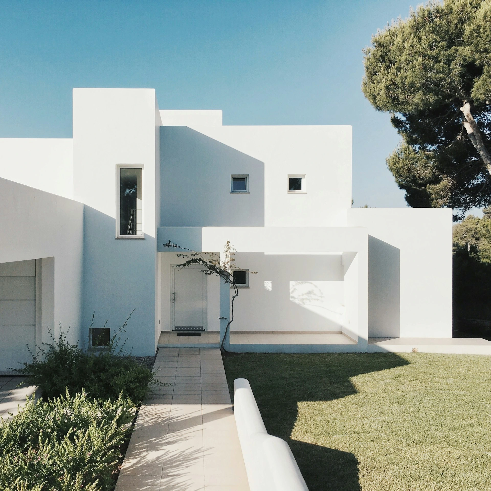 Villa moderna bianca con infissi minimali