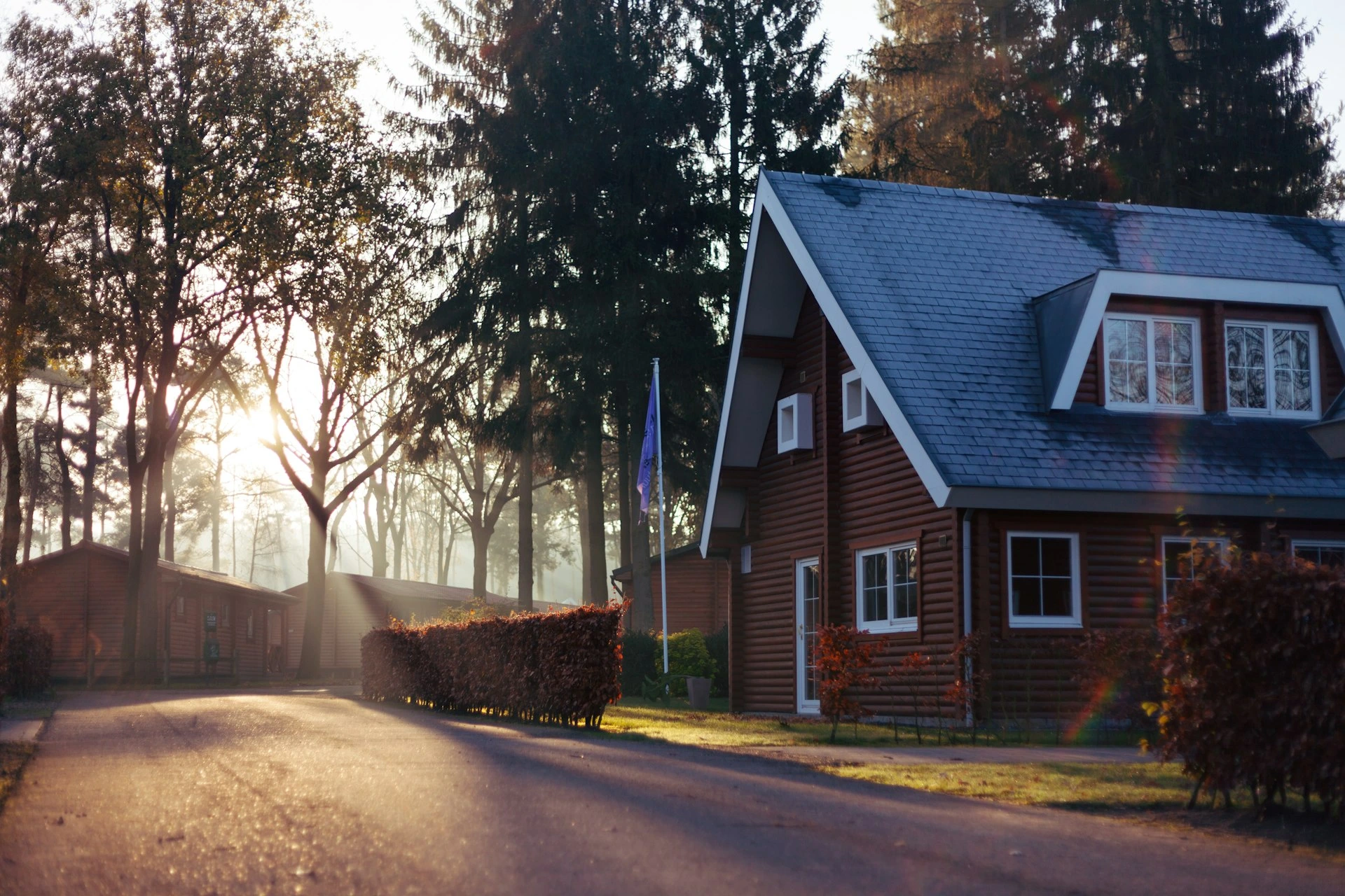 Casa con finestre bianche al tramonto