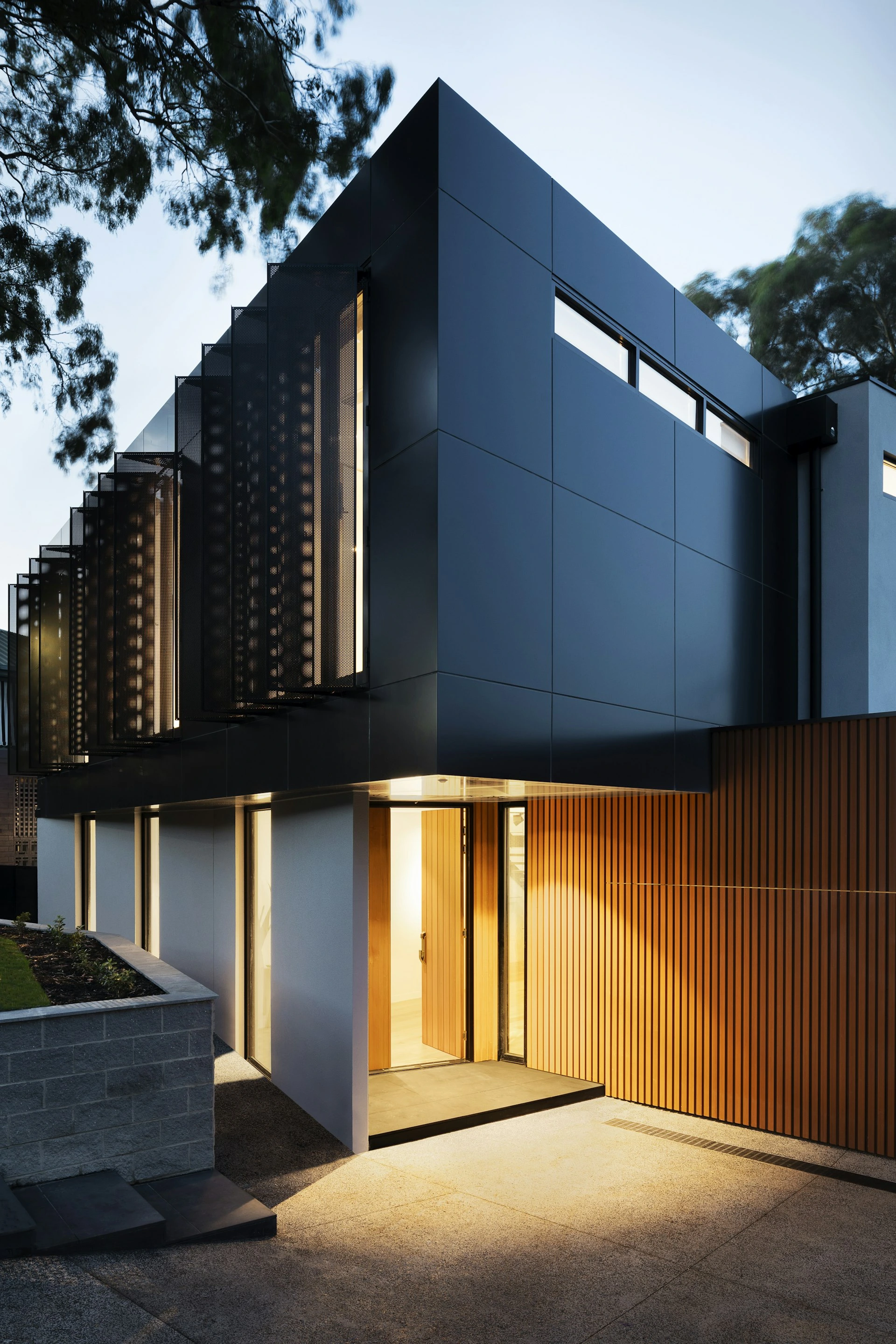 Ingresso moderno con porta e rivestimento scuro