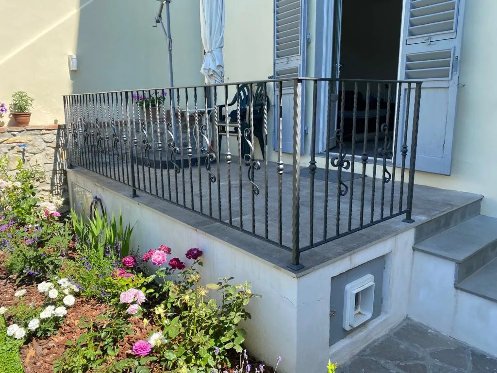 Ringhiera in ferro battuto con aste tornite su terrazza